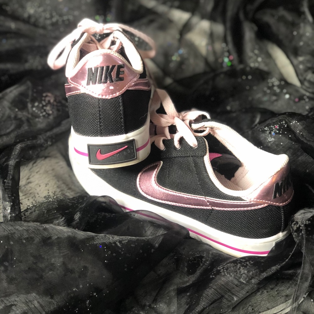 Women’s Nike’s size 5